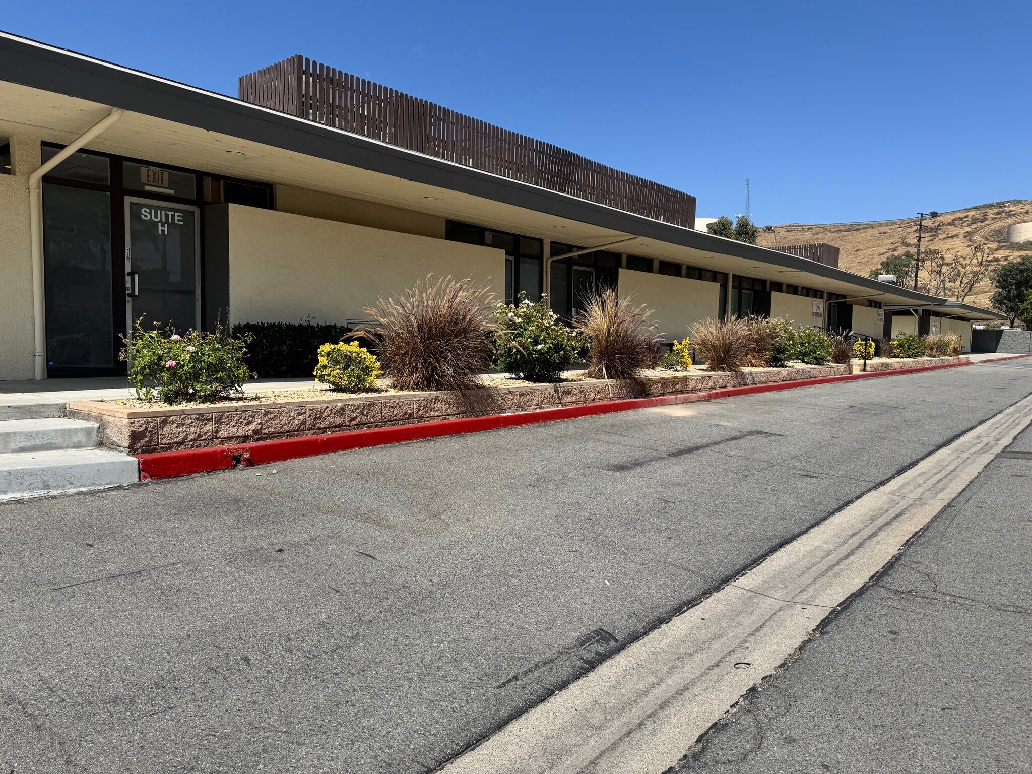 10241-10251 Country Club Dr, Jurupa Valley, CA à louer Photo de l’immeuble– Image 1 sur 5
