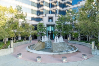 21300 Victory Blvd, Woodland Hills, CA à louer Photo de l’immeuble– Image 1 sur 6