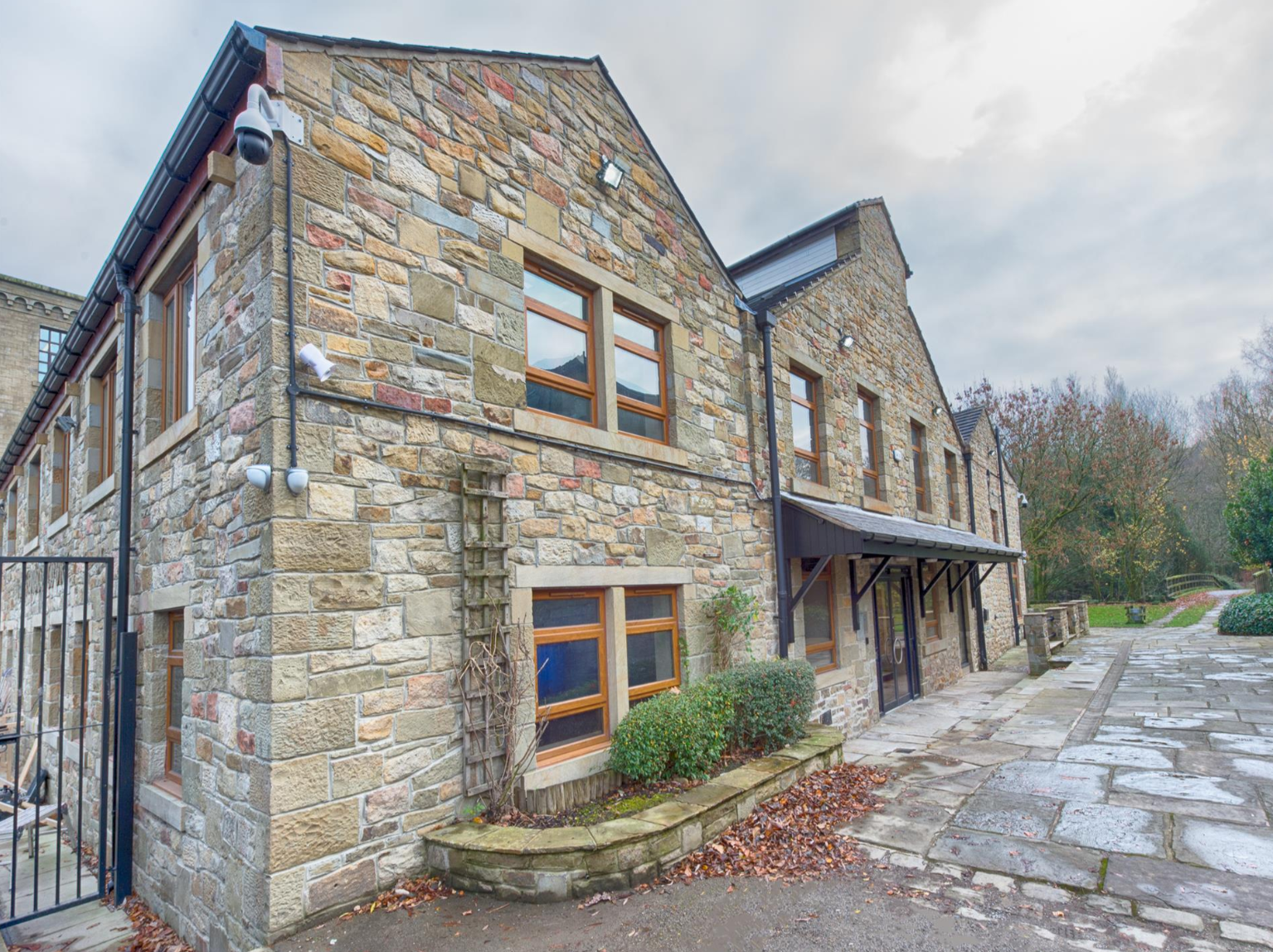 New Hall Hey Rd, Rossendale à louer Photo de l’immeuble– Image 1 sur 2
