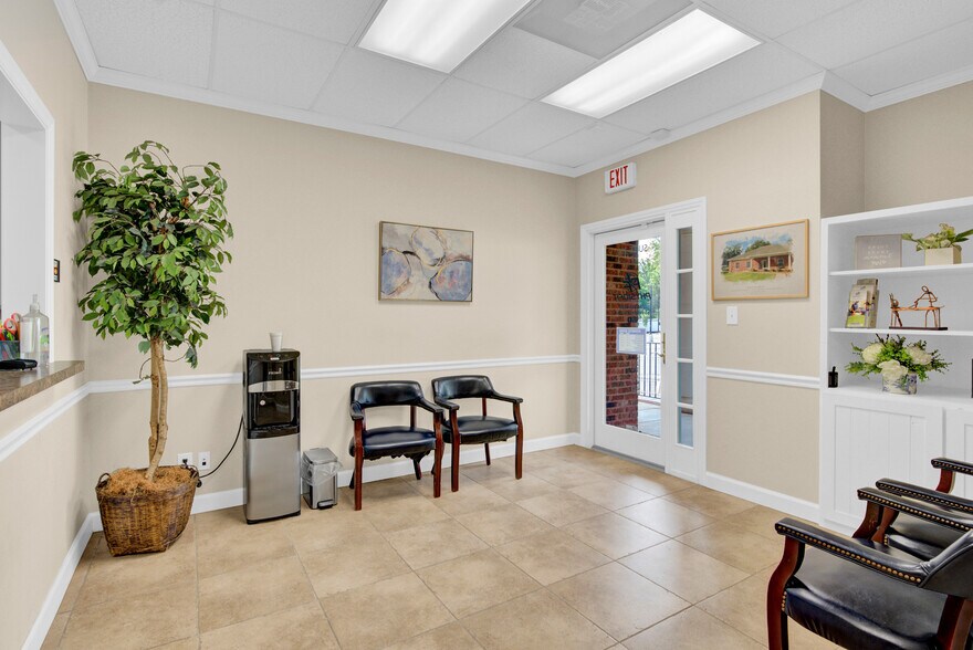 460 S Main St, Davidson, NC à louer - Hall d’entrée – Image 3 sur 14
