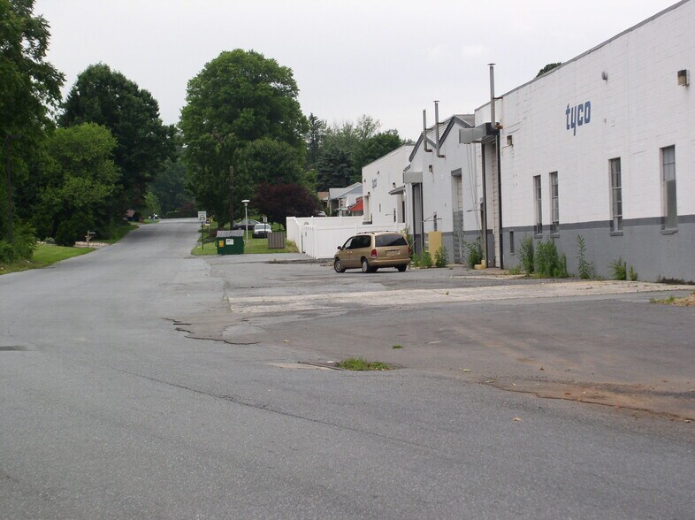 100 Gibraltar Rd, Reading, PA à louer - Photo de l’immeuble – Image 2 sur 5