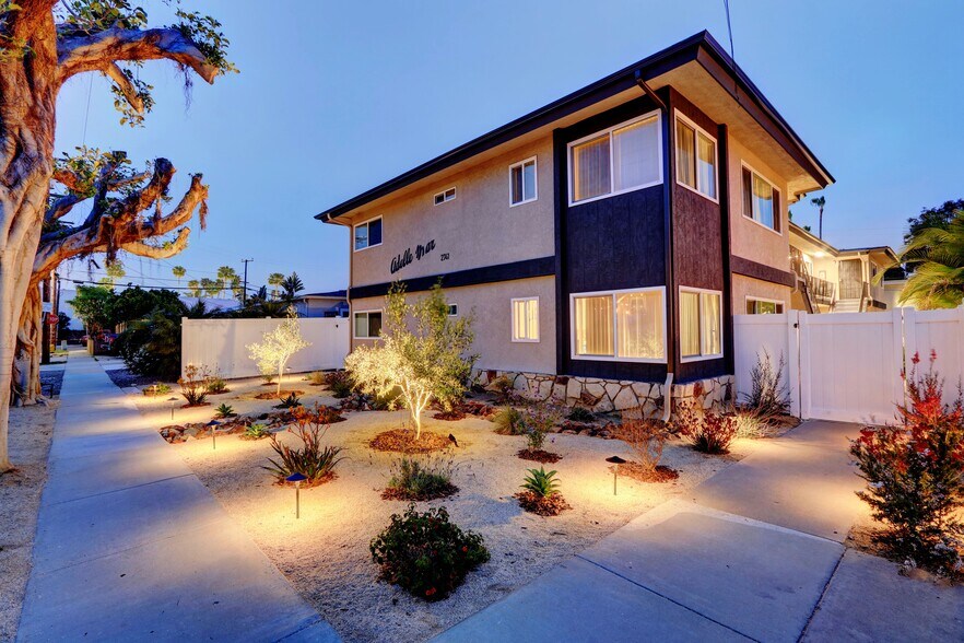 2741 Hornblend St, San Diego, CA à vendre - Photo de l’immeuble – Image 1 sur 9