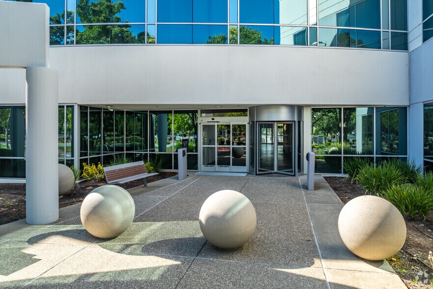 10875 International Dr, Rancho Cordova, CA à vendre - Photo de l’immeuble – Image 2 sur 6