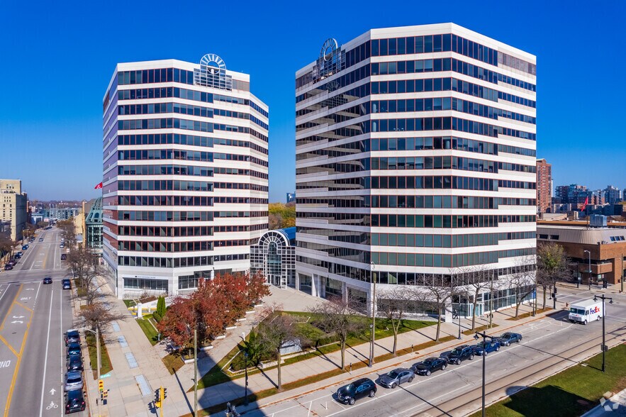 330 E Kilbourn Ave, Milwaukee, WI à louer - Photo de l’immeuble – Image 2 sur 38