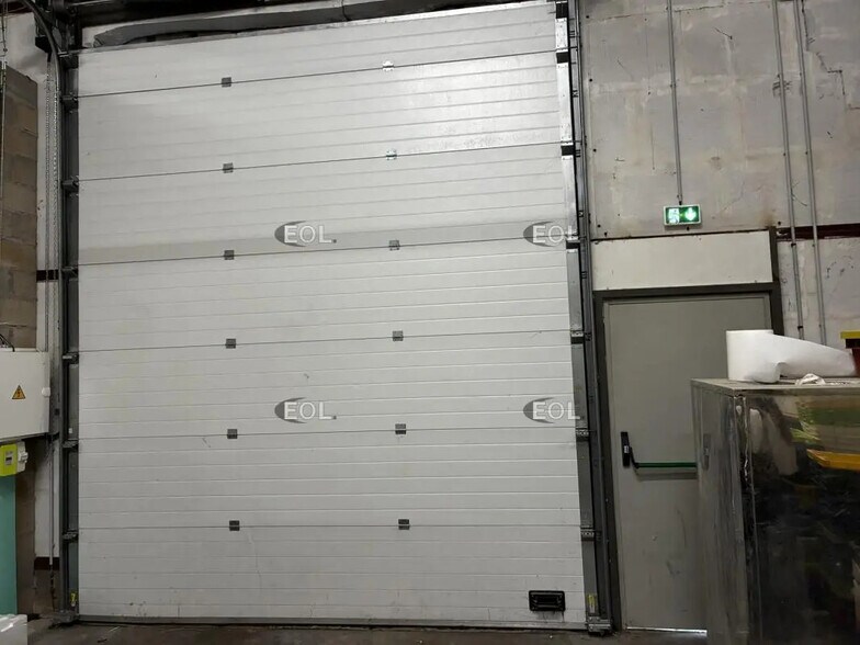 Local d’activités dans Le Coudray-Montceaux à louer - Photo de l’immeuble – Image 1 sur 1