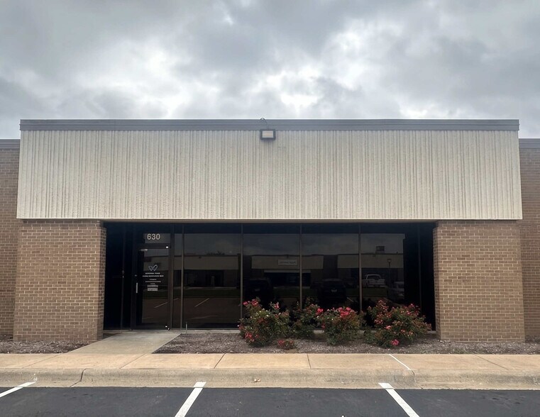 2309 Springlake Rd, Farmers Branch, TX à louer - Photo de l’immeuble – Image 1 sur 6
