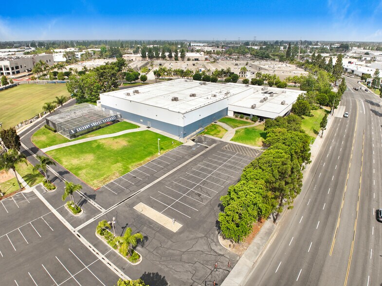 3232 W MacArthur Blvd, Santa Ana, CA à louer - Photo de l’immeuble – Image 3 sur 9