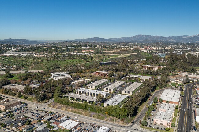 Plus de détails pour 2530 E Corporate Pl, Monterey Park, CA - Local d'activités à louer