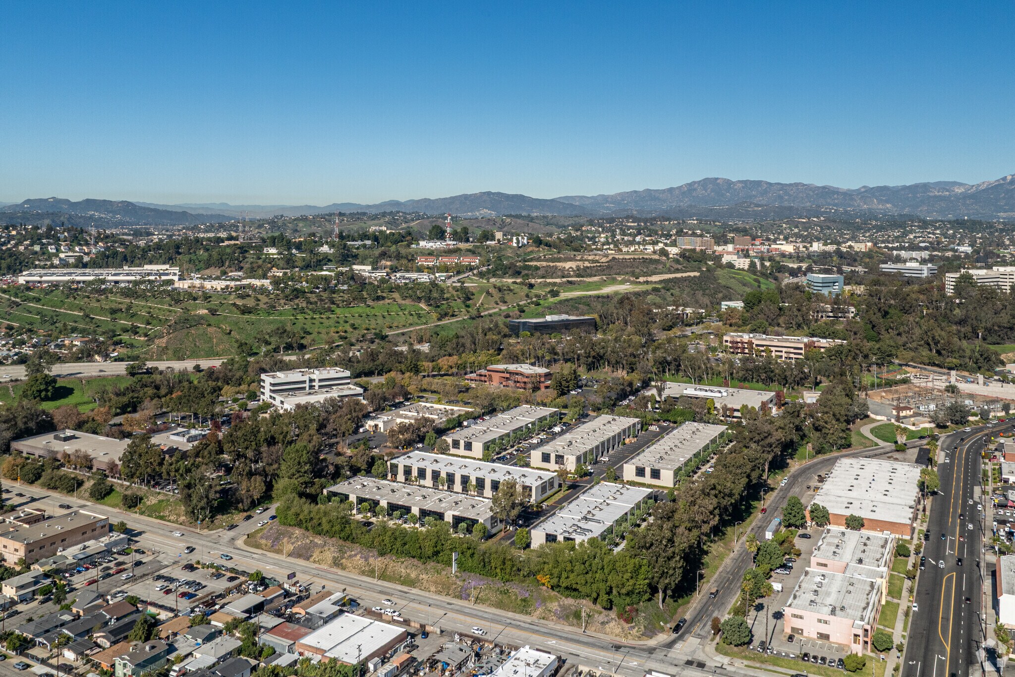 2530 E Corporate Pl, Monterey Park, CA à louer Photo principale– Image 1 sur 16