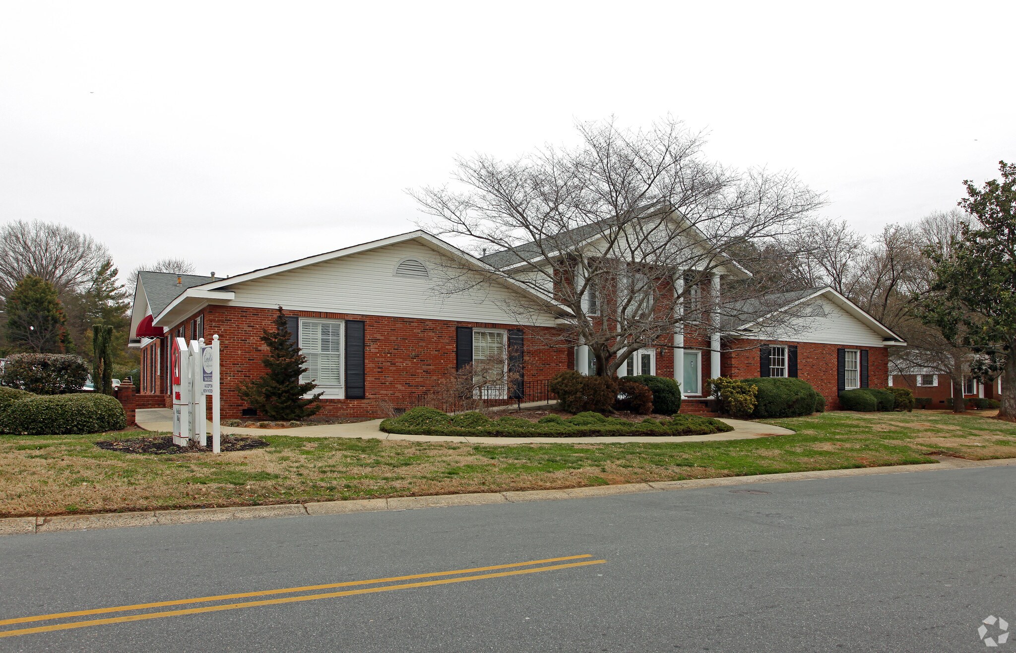 1433 Emerywood Dr, Charlotte, NC à louer Photo principale– Image 1 sur 44