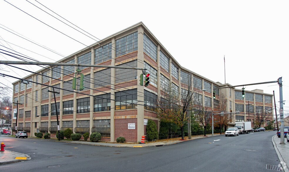 201 Saw Mill River Rd, Yonkers, NY à louer - Photo de l’immeuble – Image 2 sur 8