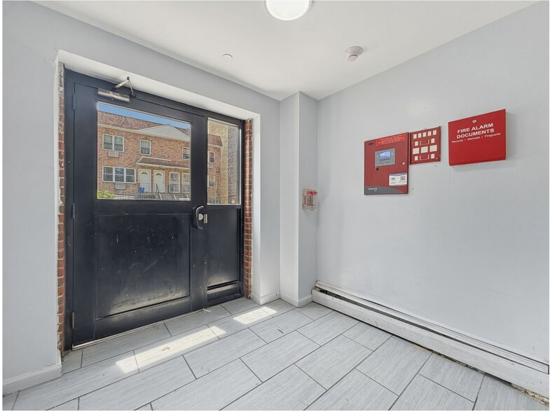 715 E 214th St, Bronx, NY à vendre - Photo de l’immeuble – Image 2 sur 9