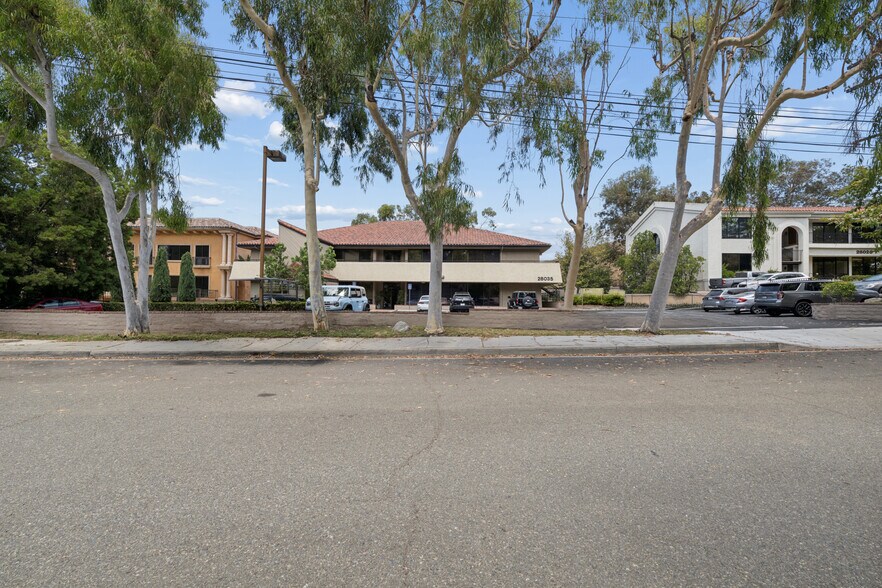 28035 Dorothy Dr, Agoura Hills, CA à vendre - Photo de l’immeuble – Image 2 sur 13