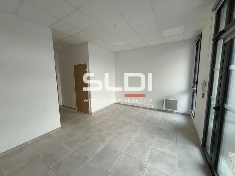 14 Rue Des Sablières, Saint-Quentin-Fallavier à louer - Photo de l’immeuble – Image 2 sur 8