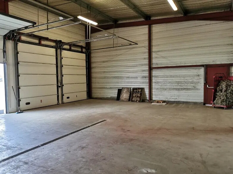 Local d’activités dans Le Fauga à louer - Photo de l’immeuble – Image 3 sur 6