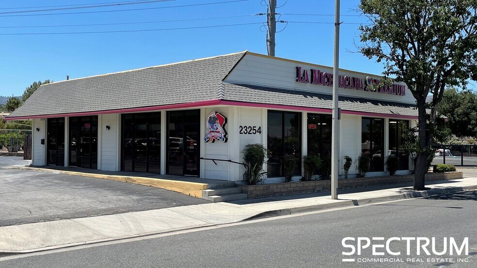 23226-23238 Lyons Ave, Santa Clarita, CA à louer - Photo de l’immeuble – Image 2 sur 7