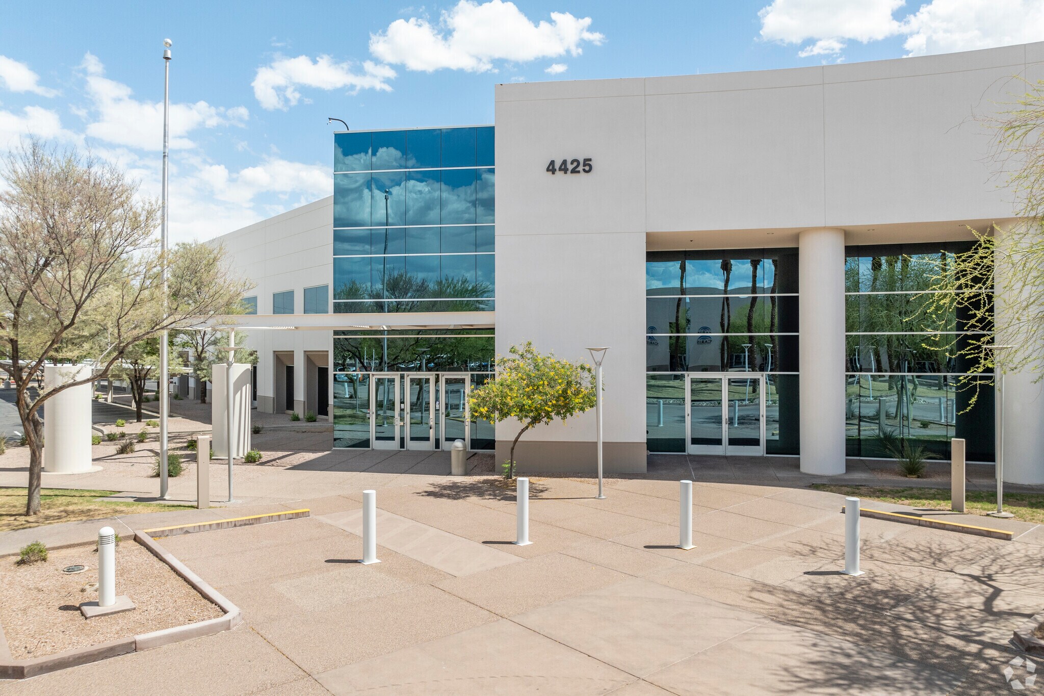 4425 E Cotton Center Blvd, Phoenix, AZ à louer Photo principale– Image 1 sur 7