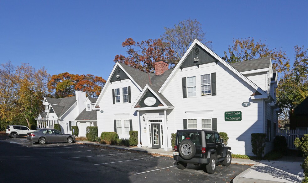 1 Station Ct, Bellport, NY à louer - Photo de l’immeuble – Image 1 sur 2