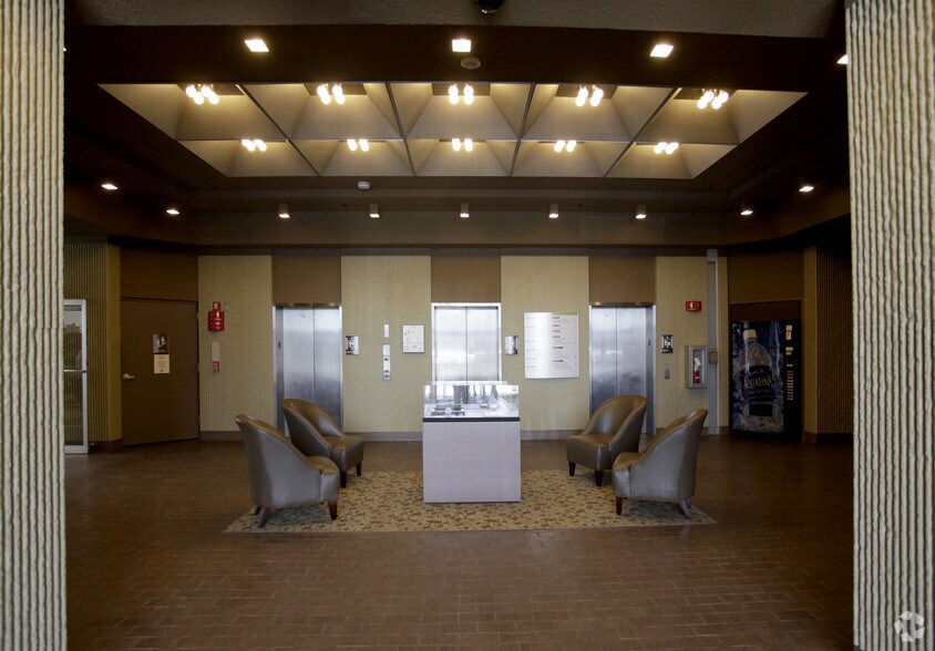 100 E Michigan Ave, Jackson, MI à louer - Hall d’entrée – Image 2 sur 5