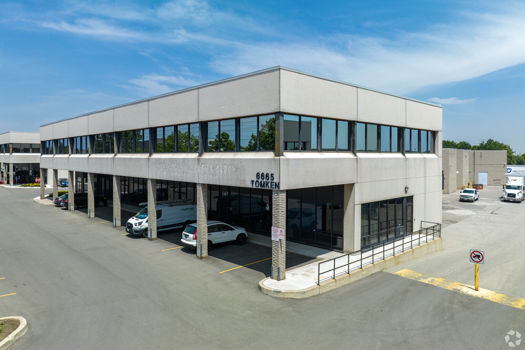 6625 Tomken Rd, Mississauga, ON à louer Photo principale– Image 1 sur 13