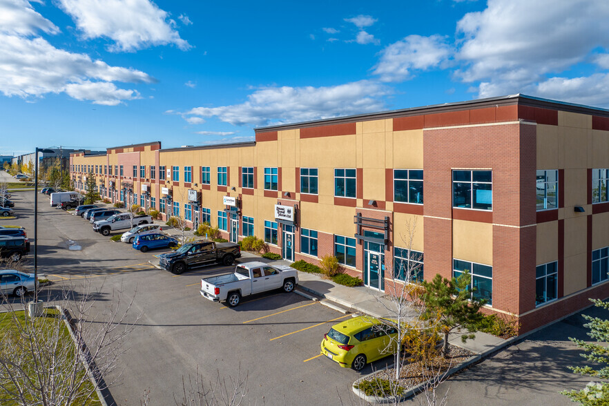 6420 79th Ave SE, Calgary, AB à louer - Photo de l’immeuble – Image 2 sur 8