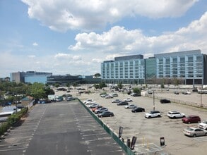 30-56 Whitestone Expy, Flushing, NY à louer Photo de l’immeuble– Image 1 sur 10