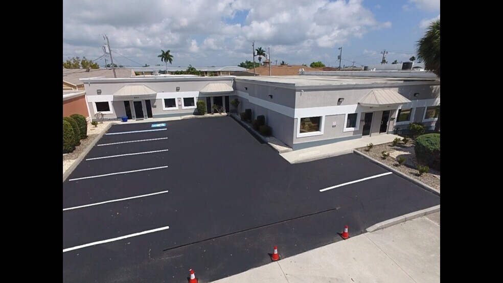 865-871 SE 47th St, Cape Coral, FL à louer - Photo de l’immeuble – Image 1 sur 4