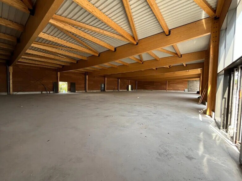 Local commercial dans Botans à louer - Photo de l’immeuble – Image 2 sur 4