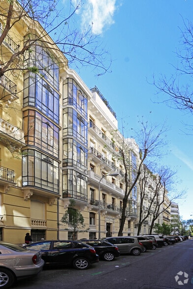 Calle del Monte Esquinza, 44, Madrid, Madrid à louer - Photo principale – Image 1 sur 2