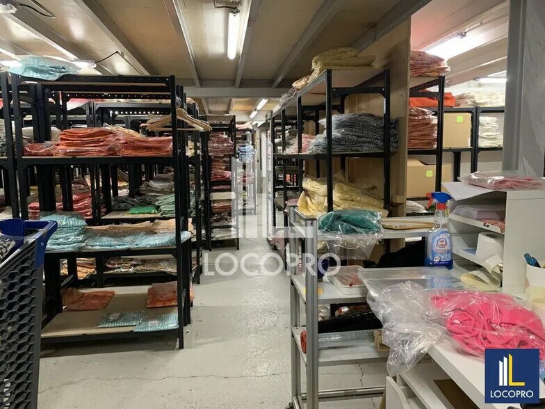 Local d’activités dans Saint-Laurent-du-Var à louer - Photo de l’immeuble – Image 2 sur 2