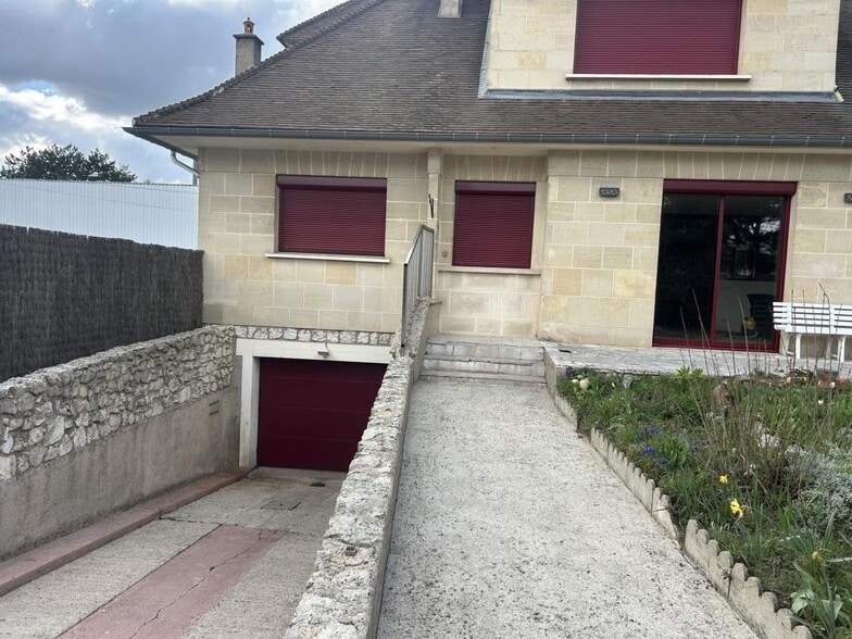 Bureau dans Beauchamp à louer - Photo de l’immeuble – Image 2 sur 22