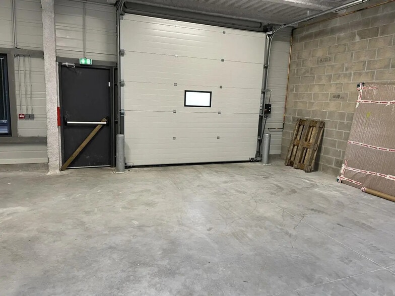 Local d’activités dans FRÉPILLON à louer - Photo de l’immeuble – Image 2 sur 8