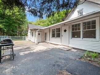 Plus de détails pour 247 N Middletown Rd, Pearl River, NY - Logement à vendre
