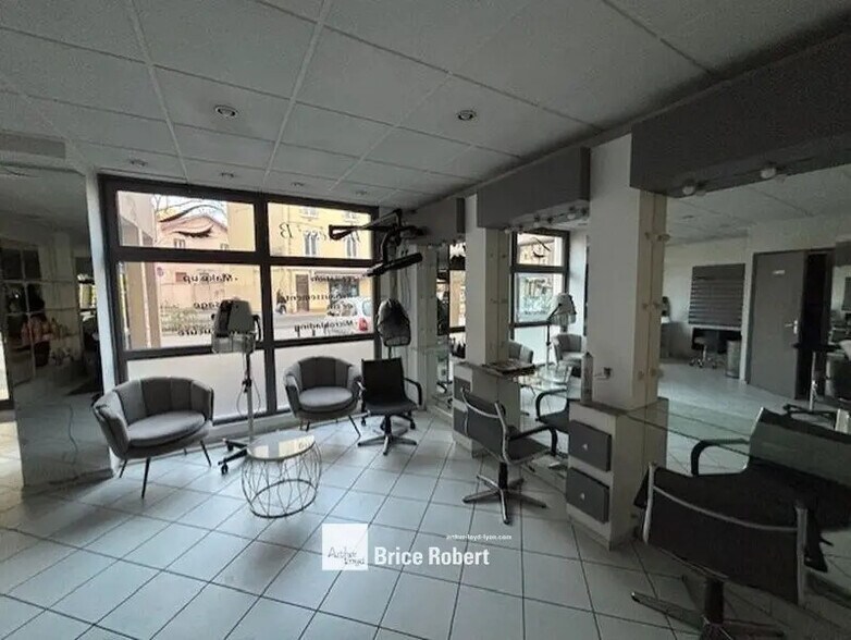 Immeuble residentiel dans Lyon à vendre - Photo intérieure – Image 2 sur 3