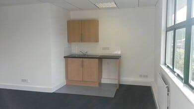 Blenheim Rd, Epsom à louer Photo intérieure– Image 2 sur 5