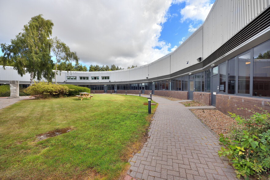 32 Research Park N, Currie à louer - Photo de l’immeuble – Image 2 sur 9