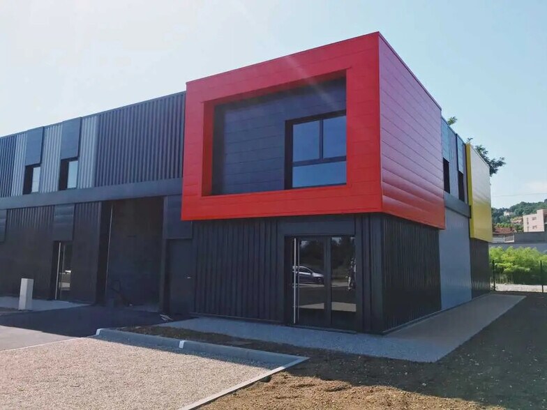 Local d’activités dans Givors à louer - Photo de l’immeuble – Image 1 sur 3