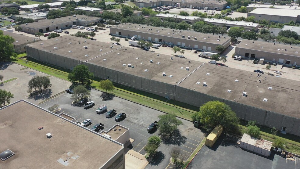 2200 Denton Dr, Austin, TX à louer - Vidéo sur l’annonce professionnelle – Image 2 sur 10
