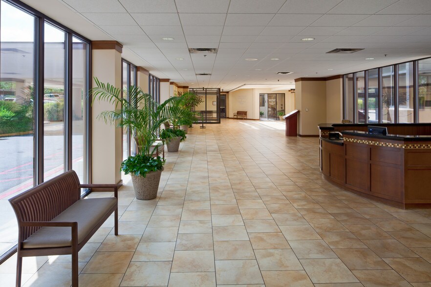 2665 N Decatur Rd, Decatur, GA à louer - Hall d’entrée – Image 2 sur 4