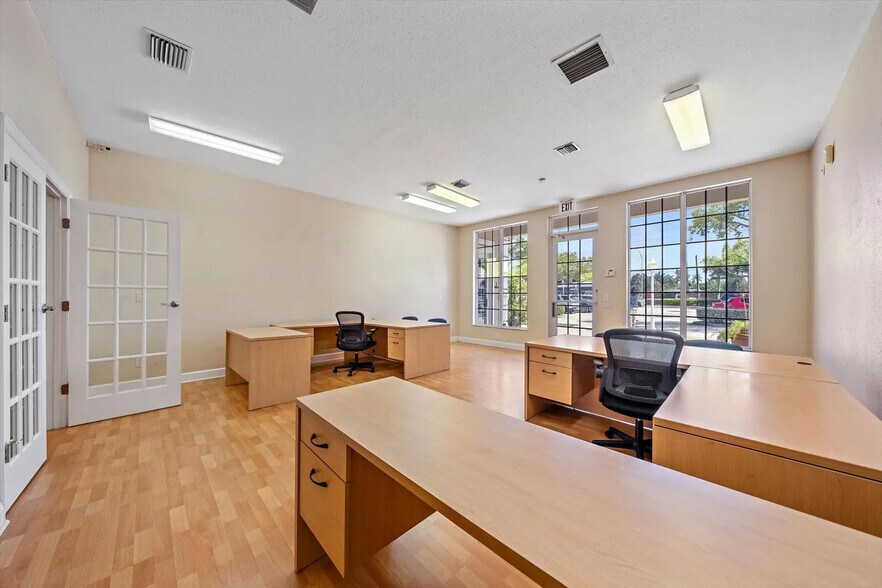 3900 Clark Rd, Sarasota, FL à vendre - Photo intérieure – Image 3 sur 9