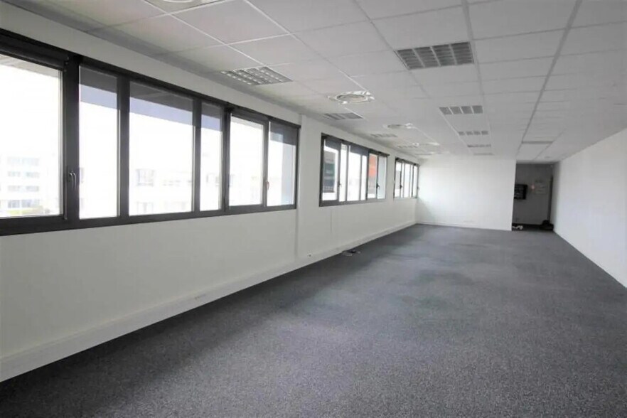 Bureau dans Saint-Grégoire à louer - Photo intérieure – Image 2 sur 8