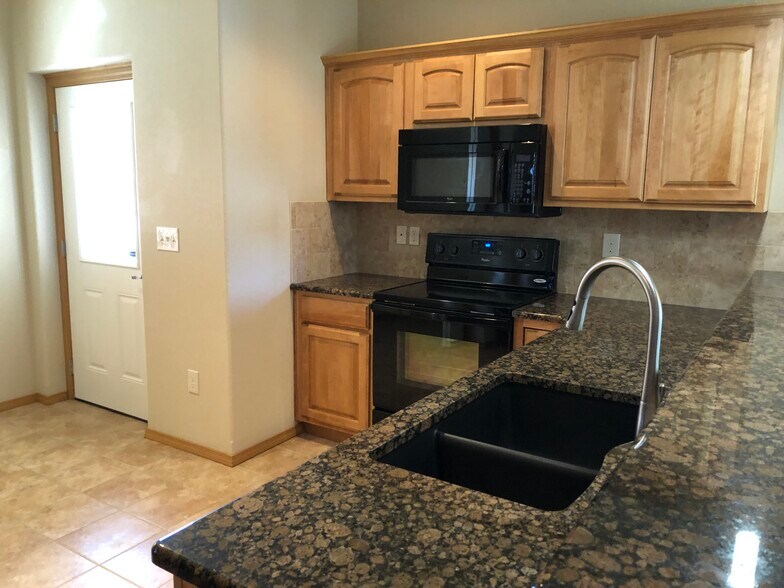 201 E Karla Ave, Haysville, KS à vendre - Photo intérieure – Image 3 sur 4