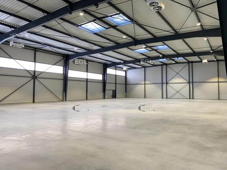 Local d’activités dans Saint-Priest à louer - Photo de l’immeuble – Image 3 sur 12