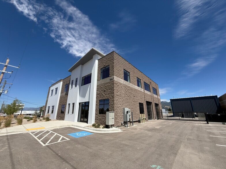 1667 S 1800 W, Woods Cross, UT à louer - Photo de l’immeuble – Image 2 sur 13