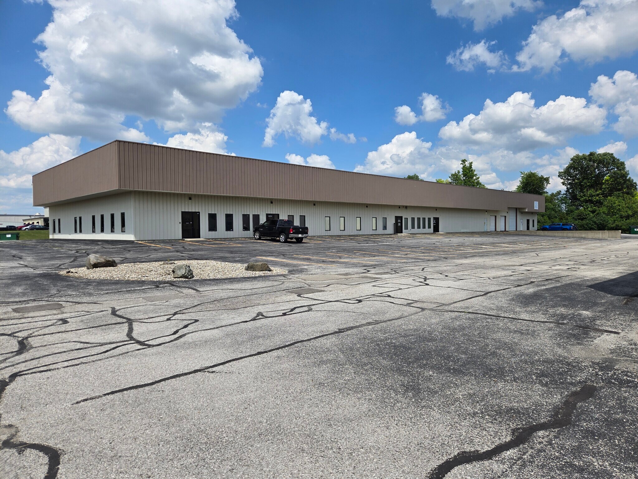 6032 Highview Dr, Fort Wayne, IN à louer Photo de l’immeuble– Image 1 sur 5