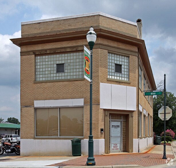 411 E Broad St, Fuquay-Varina, NC à louer - Photo de l’immeuble – Image 2 sur 7