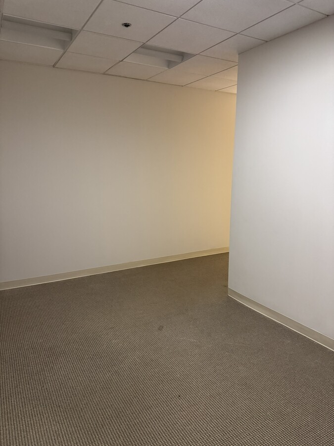 1801 Robert Fulton Dr, Reston, VA 20191 - Lot 220 -  - Photo intérieure - Image 1 of 10