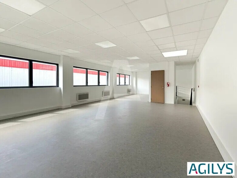 Local d’activités dans Corbeil-Essonnes à louer - Photo de l’immeuble – Image 3 sur 12