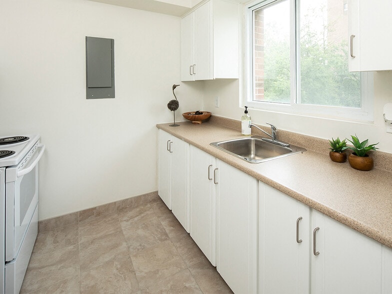 230-240 Brittany Dr, Ottawa, ON à louer - Photo intérieure – Image 3 sur 10