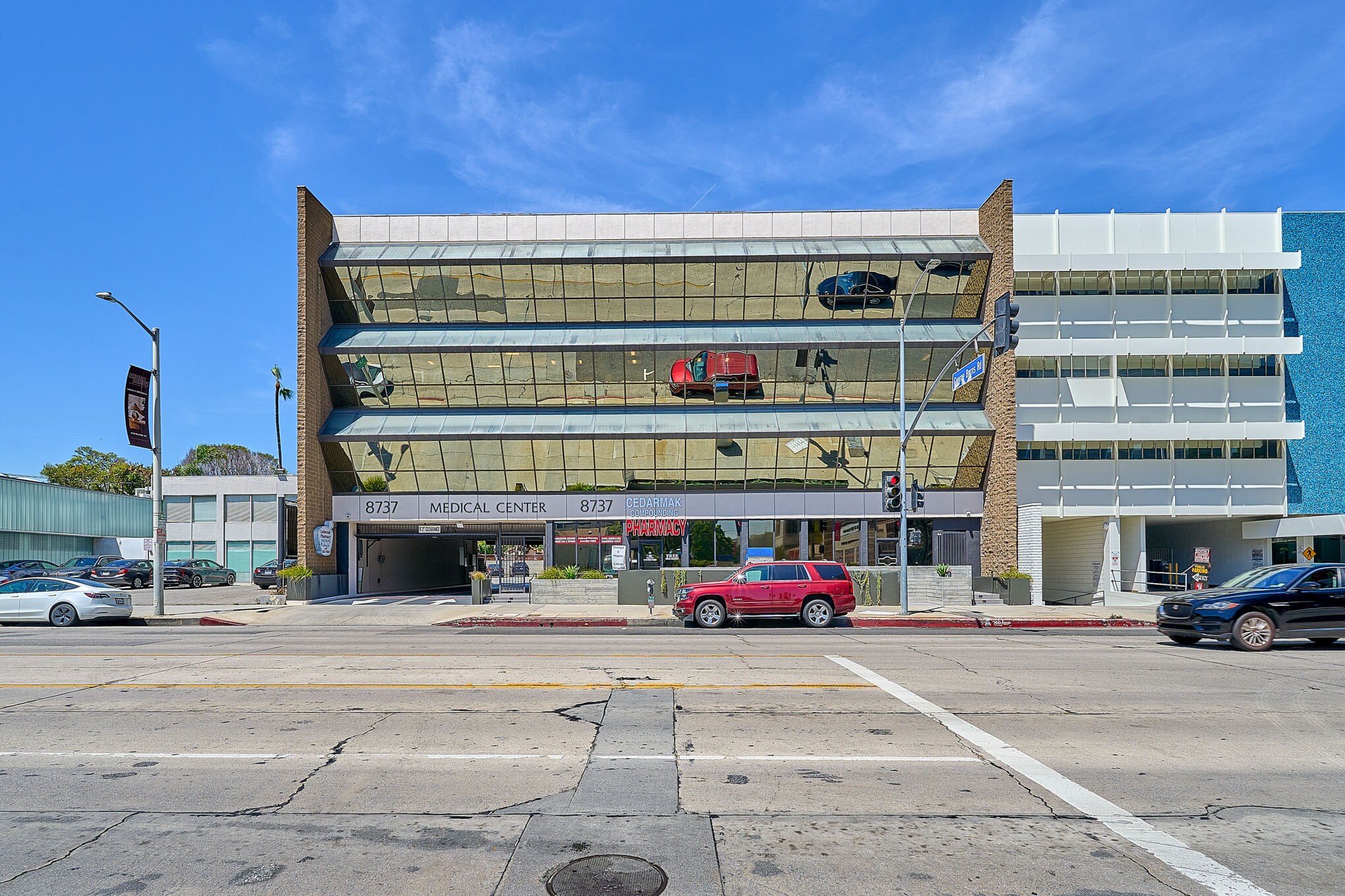 8737 Beverly Blvd, West Hollywood, CA à vendre Photo de l’immeuble– Image 1 sur 110
